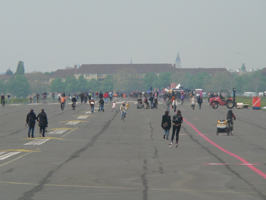 Das Flugfeld des Flughafens Berlin Schnefeld - bevlkert mit Spaziergngern und Freizeitsportlern. 9.5.2010