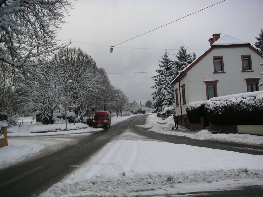 Das Foto zeigt den Ortskern von Saarbrcken Ensheim. Die Aufnahme des Fotos war am 01.02.2010. Hier ist die St. Ingberter Strae zu sehen.