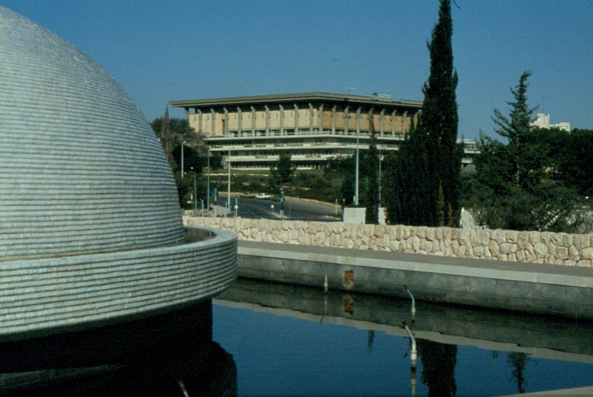 Das Gebude der Knesset in Jerusalem, im Vordergrund ein Teil des  Schreins des Buches  im Israel-Museum. (Dia von 1984)