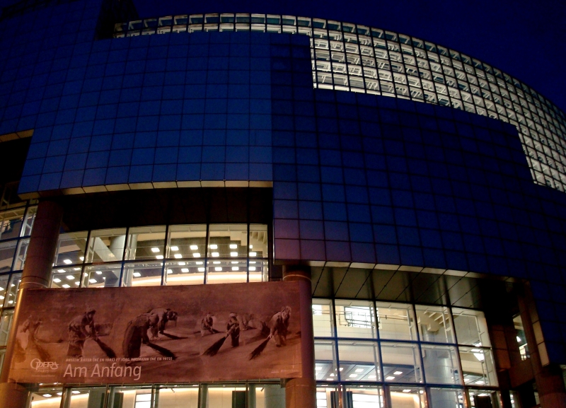 Das Gebude der Pariser Opera Bastille bei Nacht. Eine franzsische Institution mit deutscher Programmankndigung, entworfen von einem kanadischen Architekten uruguayischer Abstammung! 13.7.2009