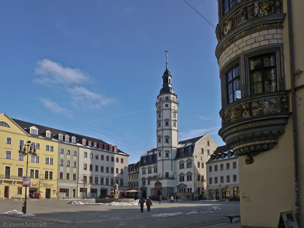 Das Geraer Rathaus wurde ursprnglich im 16. Jahrhundert im Renaissance-Stil erbaut und nach dem Stadtbrand im Jahr 1780 wieder aufgebaut. Vom Johannisplatz her passiert man auf dem Weg zum Marktplatz auch die Stadtapotheke mit ihrem markanten, reich verzierten Erker (rechts im Vordergrund). (02.03.2013)