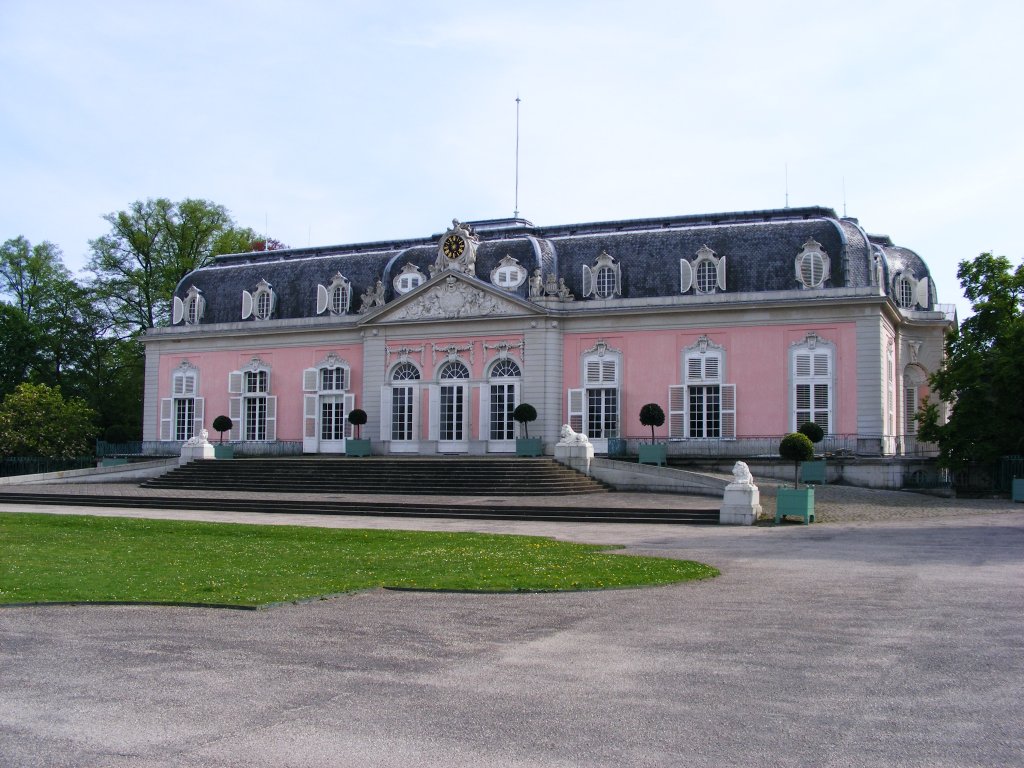 Das Hauptgebude von Schlo Benrath in Dsseldorf am 28. April 2010.