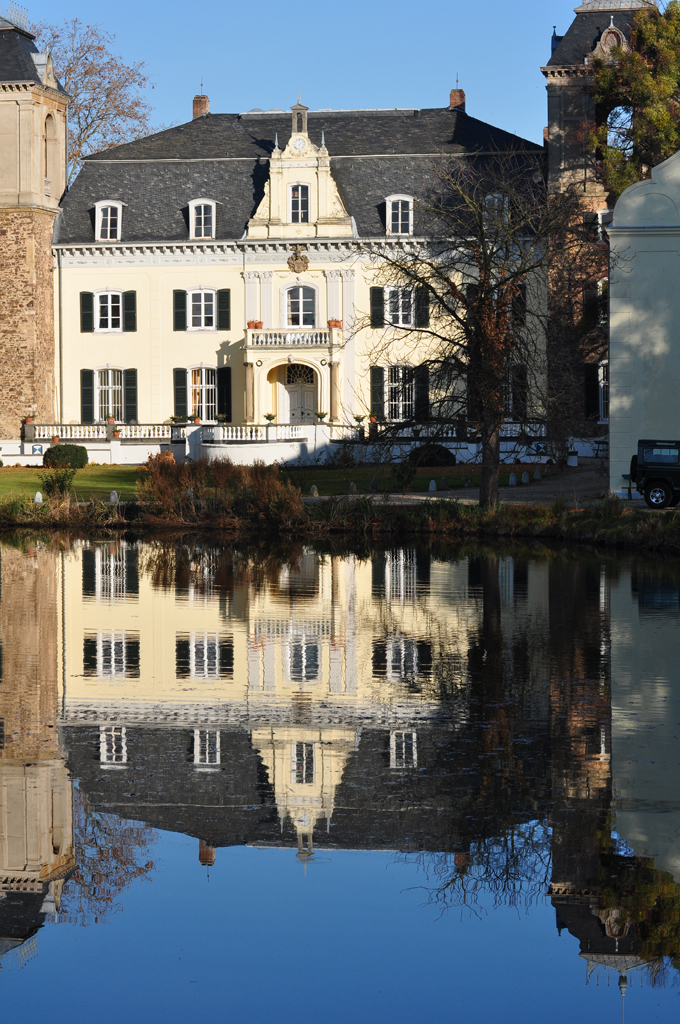 Das Haupthaus der Burg Flamersheim (Euskirchen) spiegelt sich im Burgteich - 21.11.2011