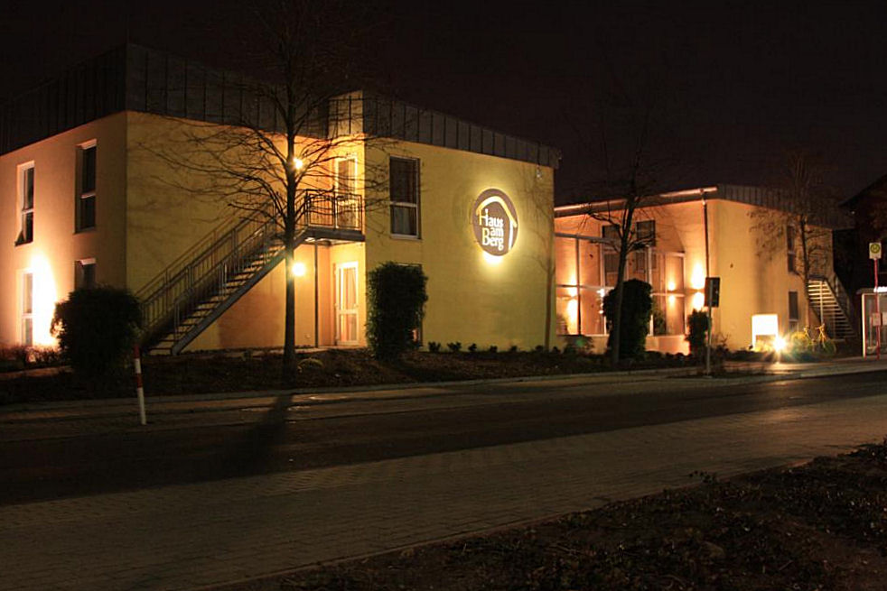 Das  Haus am Berg  in Hasbergen bei Osnabrck.
Es handelt sich um eine soziale Einrichtung fr
betreutes Wohnen und Pflege.
Aufnahme am 8.12.2012