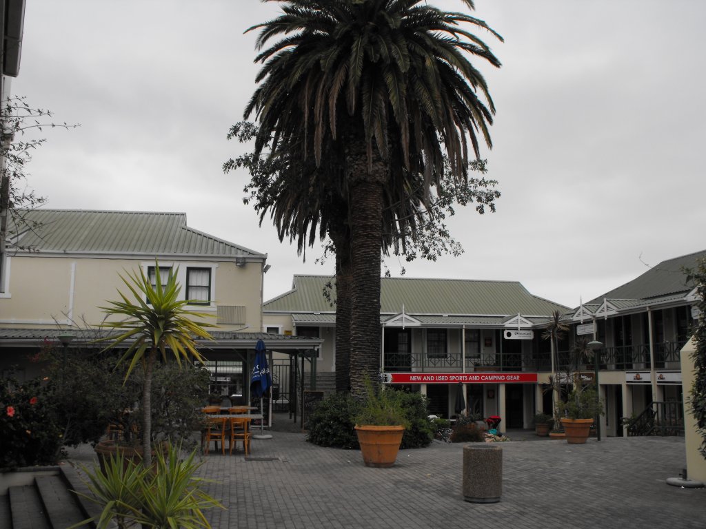 Das  Hole in the Wall Centre  hinter dem Helderberg Hotel. Main Road Somerset West, 27.11.2010
