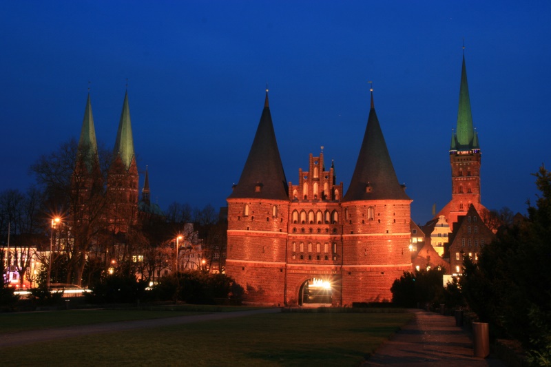 Das Holstentor mit St. Marienkirche (links) und st. Petrikirche (rechts). 09.02.2011