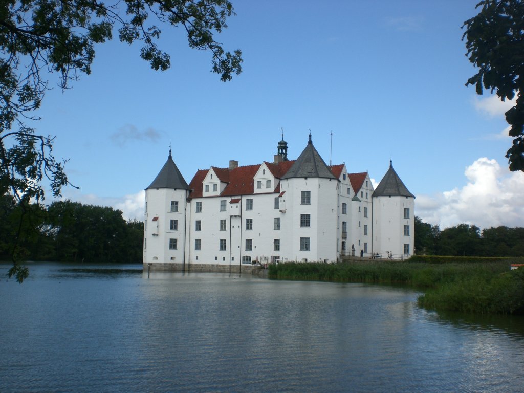 Das idyllisch gelegene Schlo Glcksburg in der Nhe von Flensburg.