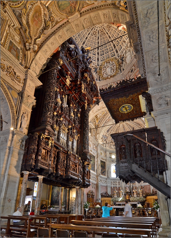 Das Innere der <U>Basilika Madonna di Tirano</U> wird beherrscht von der ungewhnlichen, mchtigen Orgel. Im Juli 2013.