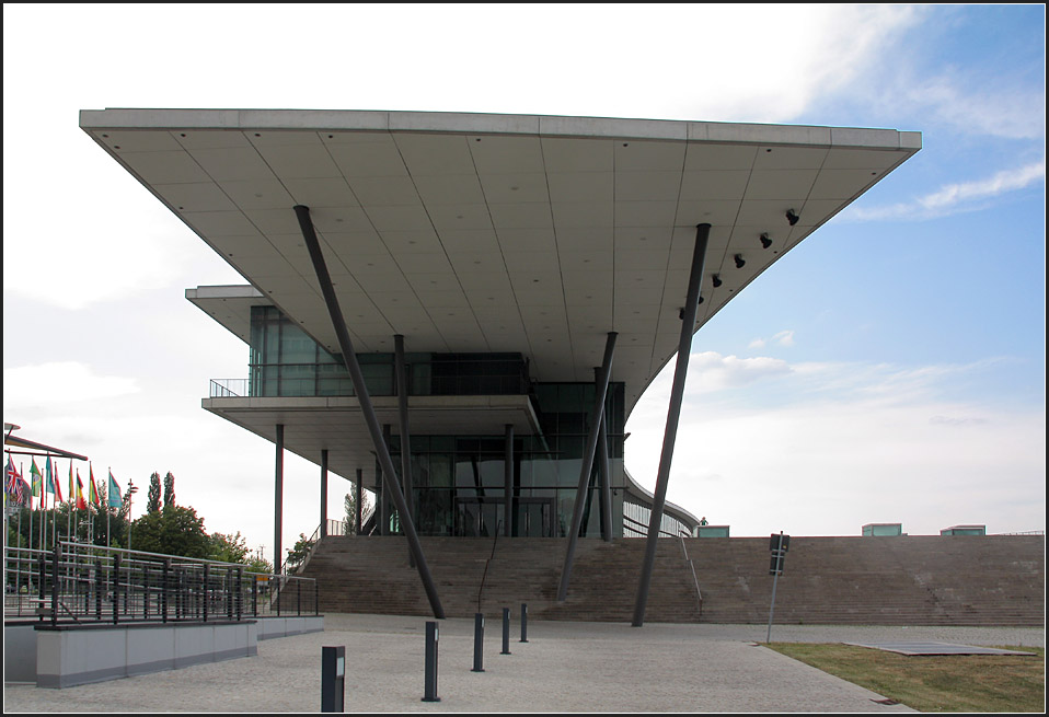 Das Internationales Congress Center Dresden mit dem weit auskragendem Vordach. Architekten: Storch Ehlers Partner Architekten. Fertigstellung: 2004. 02.08.2009 (Matthias)