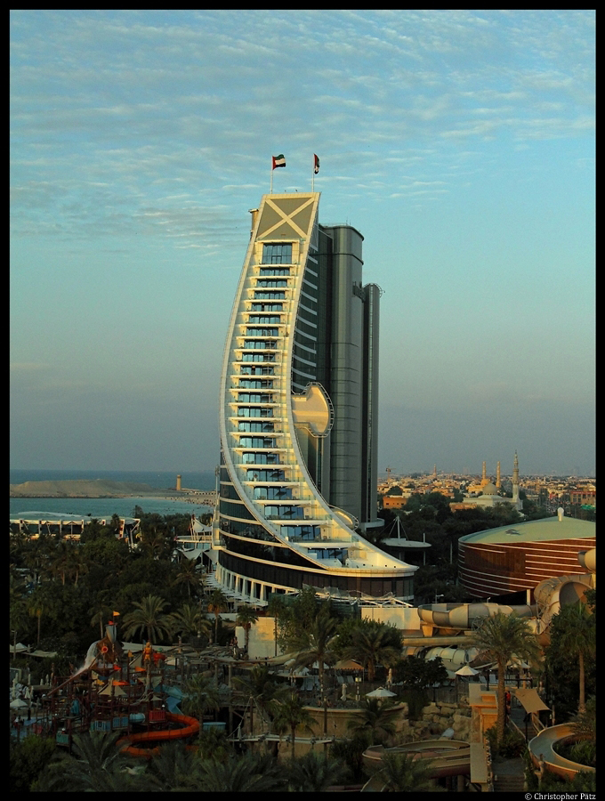 Das Jumeirah Beach Hotel, eines der grsten Hotels in den VAE, wurde 1997 fertiggestellt. Davor sind Teile des Wild Wadi Water Parks zu sehen. (07.12.2012)