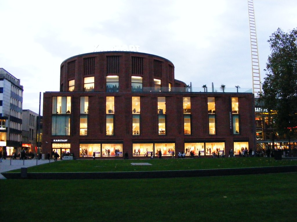 Das Karstadt-Haus am Knig-Heinrich-Platz in Duisburg am 6. November 2009. 

