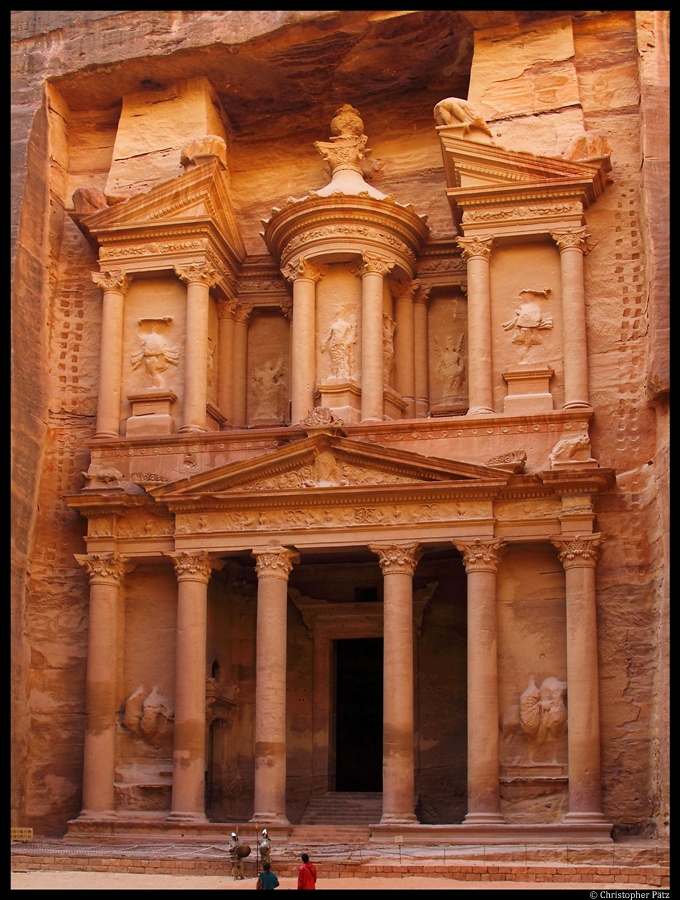 Das Khazne al-Firaun, das Schatzhaus, direkt am Ende der Siq-Schlucht gelegen, ist das wohl berümteste Bauwerk der Felsenstadt Petra. Aufgrund seiner geschützten Lage ist die ca. 2000 Jahre alte, aus dem Fels gemeißelte Fassade gut erhalten. (25.11.2012)