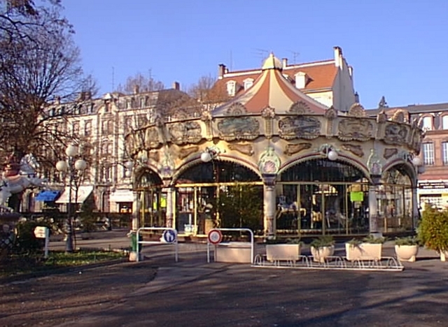 Das Kinderkarussell der Familie Roland Dieudonnein am Place Rapp in Colmar im Feburar 1997.