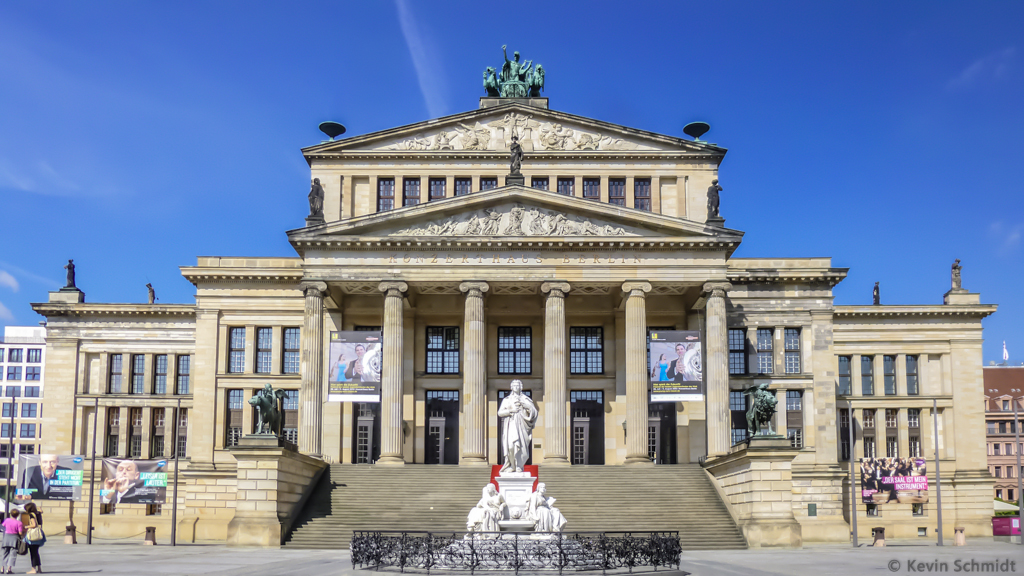 Das klassizistische Konzerthaus (früher: Schauspielhaus) am Gendarmenmarkt in Berlin wurde 1821 eröffnet, Architekt: Karl Friedrich Schinkel. Davor befindet sich ein Denkmal für Friedrich Schiller. (13.07.2013)