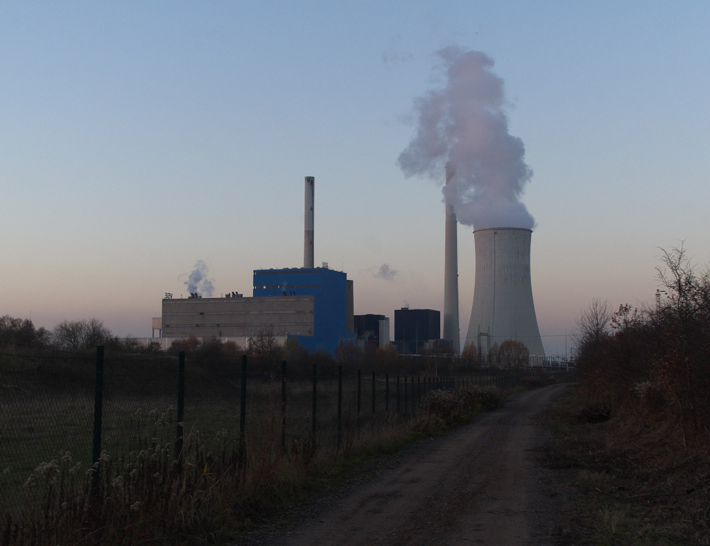 Das Kraftwerk Ensdorf/Saar am 19.11.2012. Frher wurde heimische saarlndische Kohle verfeuert, heute mu Importkohle ber tausende Kilometer angekarrt werden.