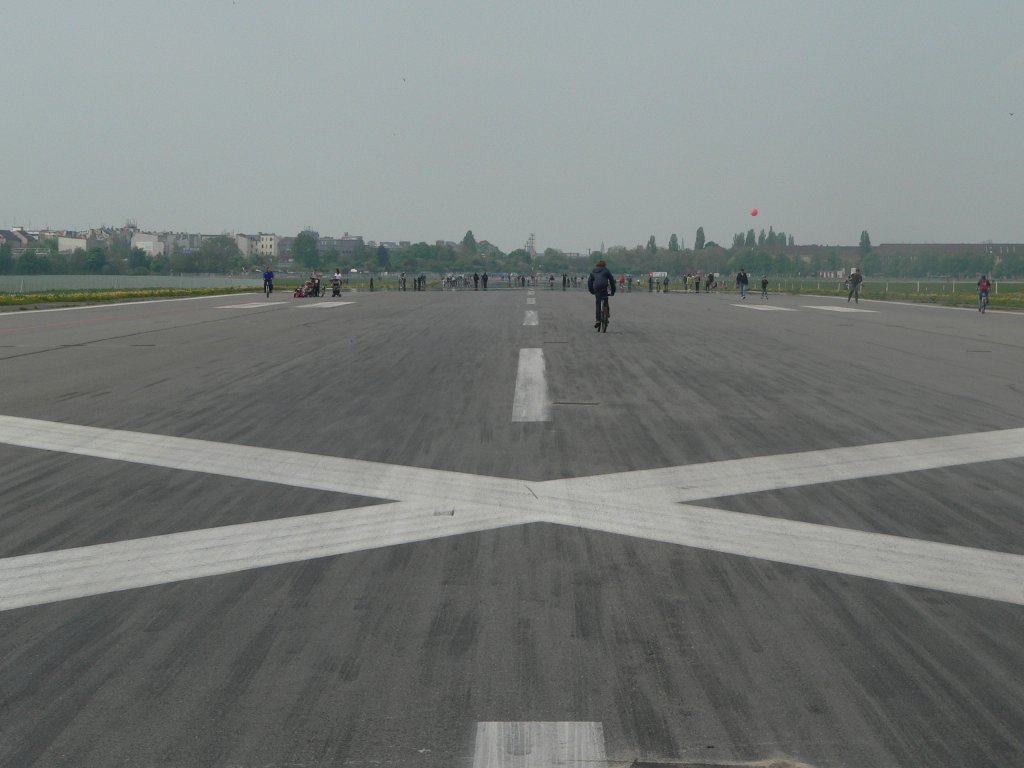 Das Kreuz mit dem Flughafen Tempelhof. Seine fernere Zukunft ist noch nicht geklrt. Bliebe er ein groer Park, wr das wohl das beste. Bse Zungen sprechen zwar von einer Hasenheide 2.0 (die Neukllner Hasenheide ist fr Drogenverkauf bekannt), ich denke aber eher an einen Tiergarten 2.0. 9.5.2010