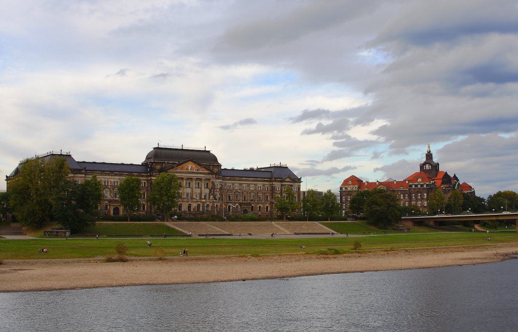 Das Kultus- und Finanzministerium (links) und das Schsische Regierungsprsidium in Dresden-Neustadt, aufgenommen am Abend des 06.10.2011 von Bord des Motorschiffes  August der Starke . Die rechts zu sehenden dunklen Wolkenformationen sind die Vorboten einer hereinziehenden massiven Kaltfront, die wenig spter mit Sturm, Regen und einem markanten Temperatursturz ber die Stadt hereinbrach und die bis dahin herrschende wunderschne und auergewhnlich warme sptsommerliche Witterung abrupt beendete!