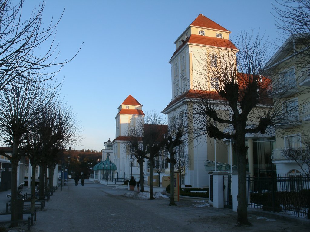 Das Kurhaus von Binz am Abend,vom 06.April 2013,von der Strandpromenade.