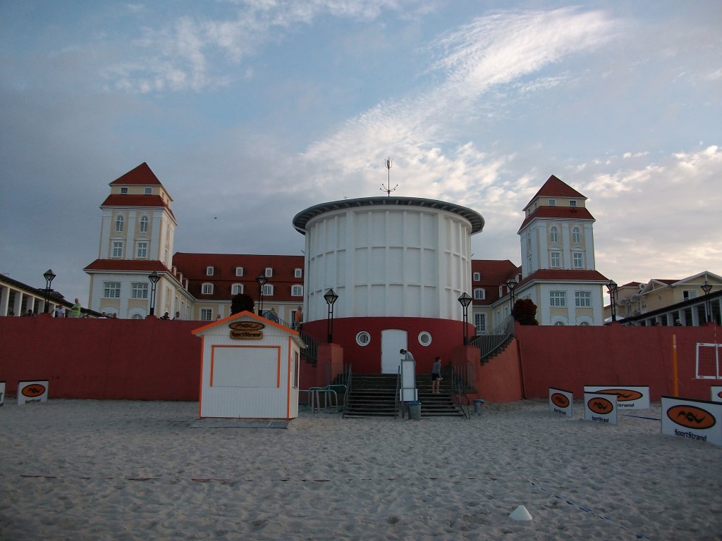 Das Kurhaus von Binz aufgenommen vom Strand.