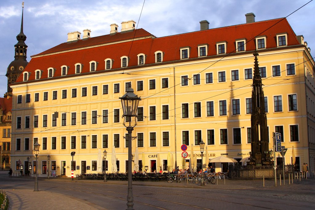 Das Licht der untergehenden Sonne am Abend des 06.10.2011, zaubert einen langen Schatten des 15m hohen Cholera-Brunnens auf die Fassade des Kempinski Grand-Hotels  Taschenbergpalais  in Dresden. Links ist der Schatten des Glockenspielpavillons vom Dresdner Zwinger zu sehen. Der erwhnte Brunnen wurde von Gottfried Semper im Neugotischen Stil entworfen und als Erinnerung daran errichtet, dass die Stadt von der groen Cholera-Epidemie 1841/42 verschont blieb.