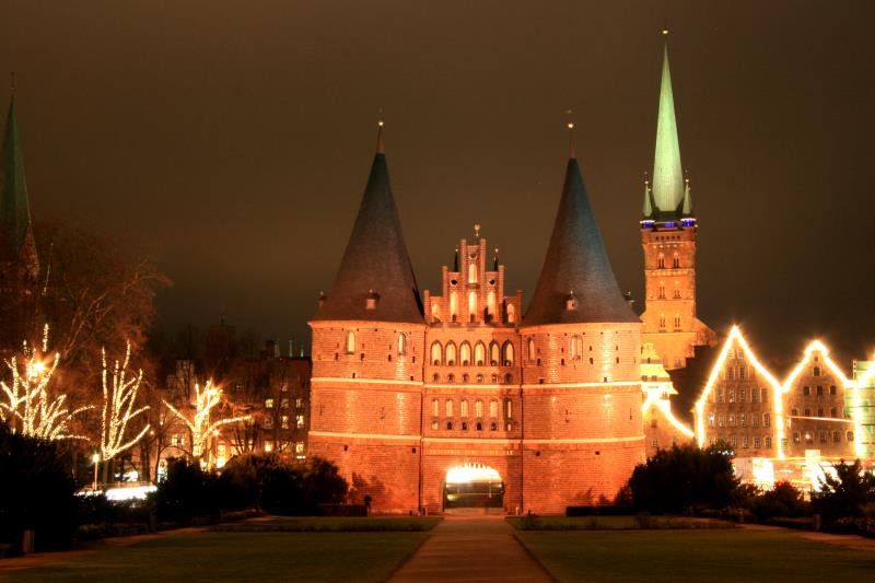 Das Lbecker Holstentor zur Weihnachtszeit; 26.12.2011