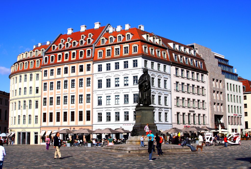 Das Luther-Denkmal an der Frauenkirche vor der Kulisse der neu errichteten Gebude am Dresdener Neumarkt (Aufnahme vom 06.10.2011).