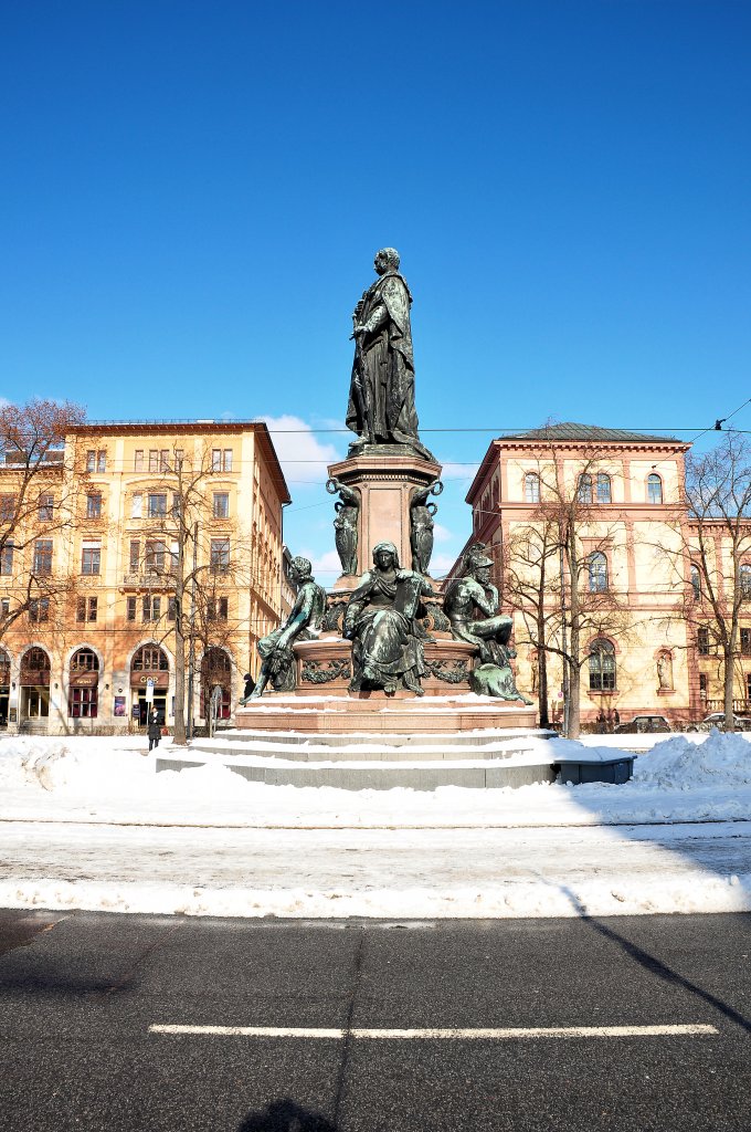 Das Maxmonument. Zu Fue sitzen die vier Tugenden (Mnchen-Lehel/Jan10)