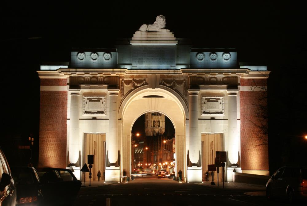 Das Menenporten in Ieper. Seit 80 Jahren findet hier jeden Abend um 20.00 Uhr die Gedenkzeremonie der Opfer des 1. Weltkriegs statt. Ieper, 18.11.2010