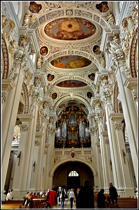 Das Mittelschiff des Passauer Doms St. Stephan in Richtung Orgelempore. Die Innenausstattung erfolgte durch Giovanni Battista Carlone, und die Fresken wurden von Carpoforo Tencalla und Carlo Antonio Bussi gemalt. 16.09.2010 (Jeanny)