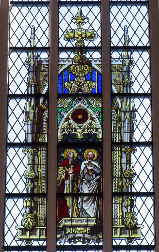 Das mittlere Glasfenster des Chorhauptes zeigt die Namenspatronen S. Paulus und S. Petrus des (sogen.) Dom Bardowick; 24.08.2010
