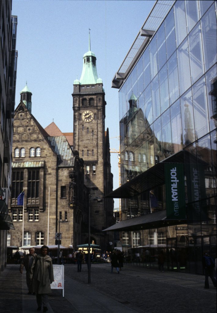 Das Neue Rathaus spiegelt sich in der Glafassade des Kaufhof-Gebudes. Das Bild hatte der Telefonbuchverlag vor einigen Jahren in die engere Auswahl fr das Chemnitzer Telefonbuch gezogen. Gewonnen hatte jemand anderes. Das genaue Datum 
wei ich nicht mehr, aber, dass Dia mu um 2003/2004 aufgenommen worden sein.