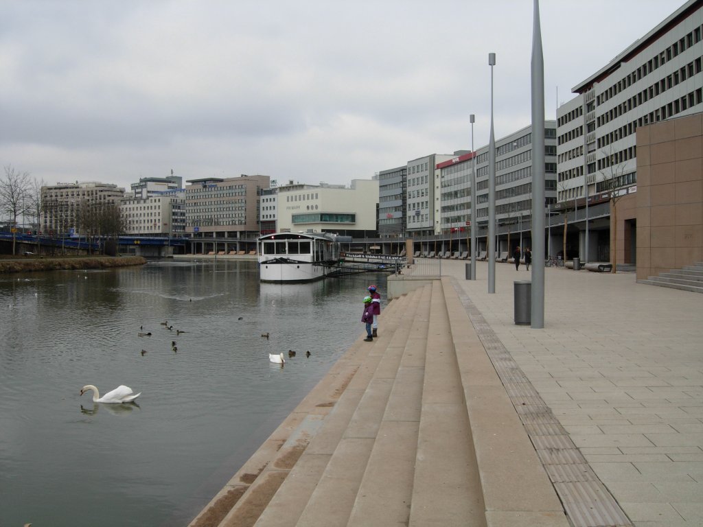 Das neue Saarufer in Saarbrcken noch mal von der Wilhelm-Heinrich-Brcke aus gesehen. 17.02.2013. 