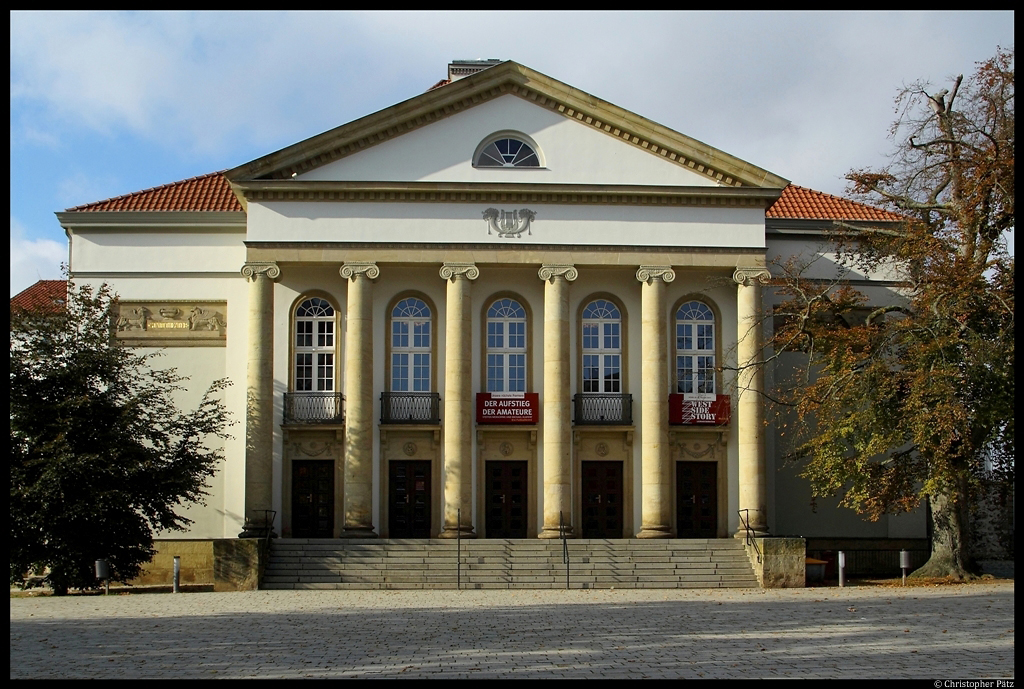 Das Nordhäuser Theater wurde in den Jahren 1913-1917 errichtet. Im 2. Weltkrieg wurde es schwer beschädigt, konnte aber bereits 1949 wieder geöffnet werden. (16.10.2012)