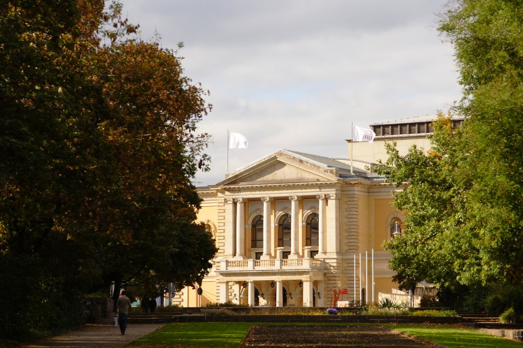 Das Opernhaus Halle am Joliot-Curie-Platz, aufgenommen am 05.10.2011. Das Gebude wurde nach Plnen des Architekten Heinrich Seeling errichtet und 1886 als Stadttheater Halle erffnet. Im Mrz 1945 durch Bombenangriffe weitestgehend zerstrt, wurde es zu DDR-Zeiten wieder aufgebaut und als Landestheater Halle neu erffnet, leider ohne die einst markante Glaskuppel ber dem Haupttrakt des Gebudes. Seit 01.01.1992 trgt es den Namen  Opernhaus Halle . Zurzeit wird berlegt, das Bauwerk wieder in den einstigen Originalzustand zu versetzen und auch, soweit es die Finanzierung eventuell hergibt, auch die Kuppel wiederherzustellen. Der braune Streifen im Vordergrund des Bildes ist ein untrgliches Zeichen dafr, dass die Aufnahme im Herbst erfolgte! Denn im Frhjahr und Sommer erstrahlt dieser Bereich alljhrlich wieder im vielfltigen Farbglanz zahlloser Blumenblten!