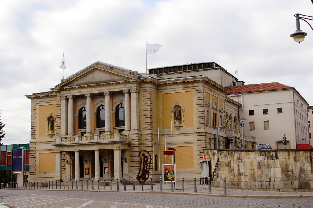 Das Opernhaus Halle am Joliot-Curie-Platz, aufgenommen am 05.10.2011.