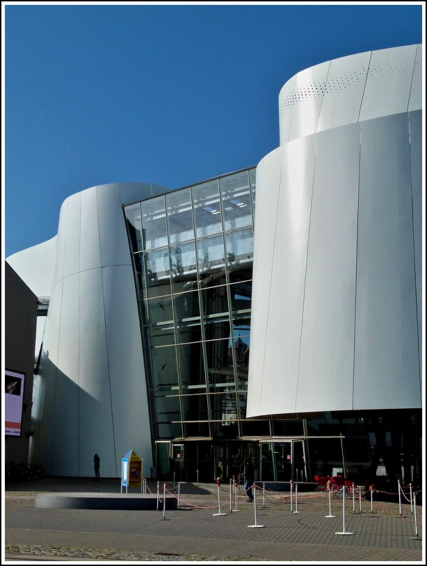 Das Ozeaneum in der Hansestadt Stralsund ist ein zur Stiftung Deutsches Meeresmuseum gehrendes Naturkundemuseum mit dem Schwerpunkt Meer.Der Entwurf fr das Museum stammt von den Architekten Elke Reichel und Peter Schlaier des Stuttgarter Architekturbros Behnisch. Die vier Gebudekomplexe symbolisieren vom Meerwasser umsplte Steine. 20.09.2011 (Jeanny)