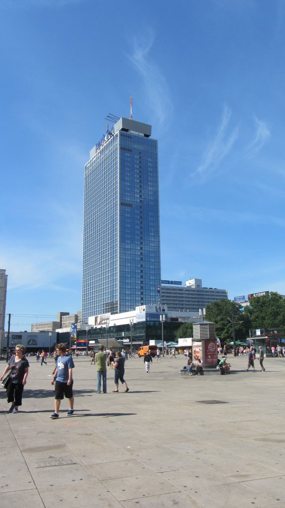 Das Park Inn Hotel trohnt am Berliner Alexanderplatz.(15.8.2012)