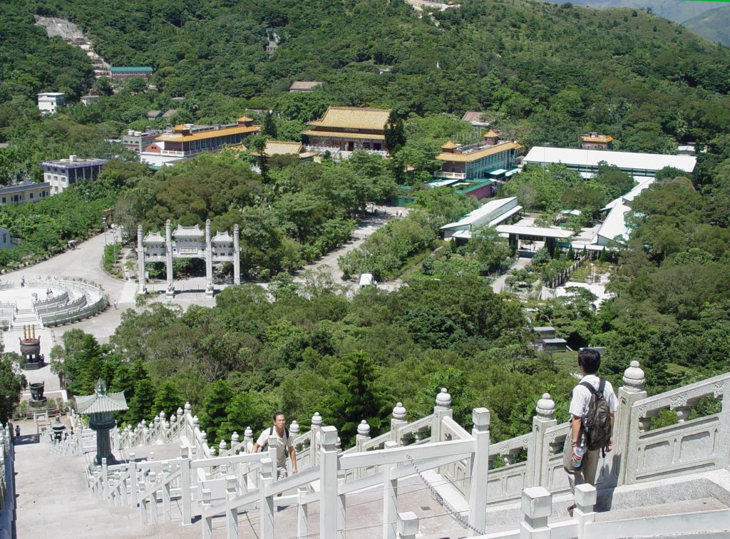Das Po Lin Kloster auf Lantau am 03.07.2003 von der Buddhastatue aus gesehen.