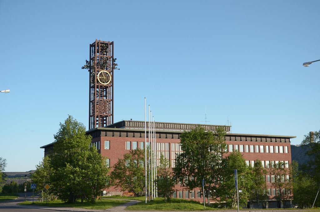 Das Rathaus in Kiruna(Schneehuhn) repräsentiert die Bergbau-Industrie. (17.06.2011)
