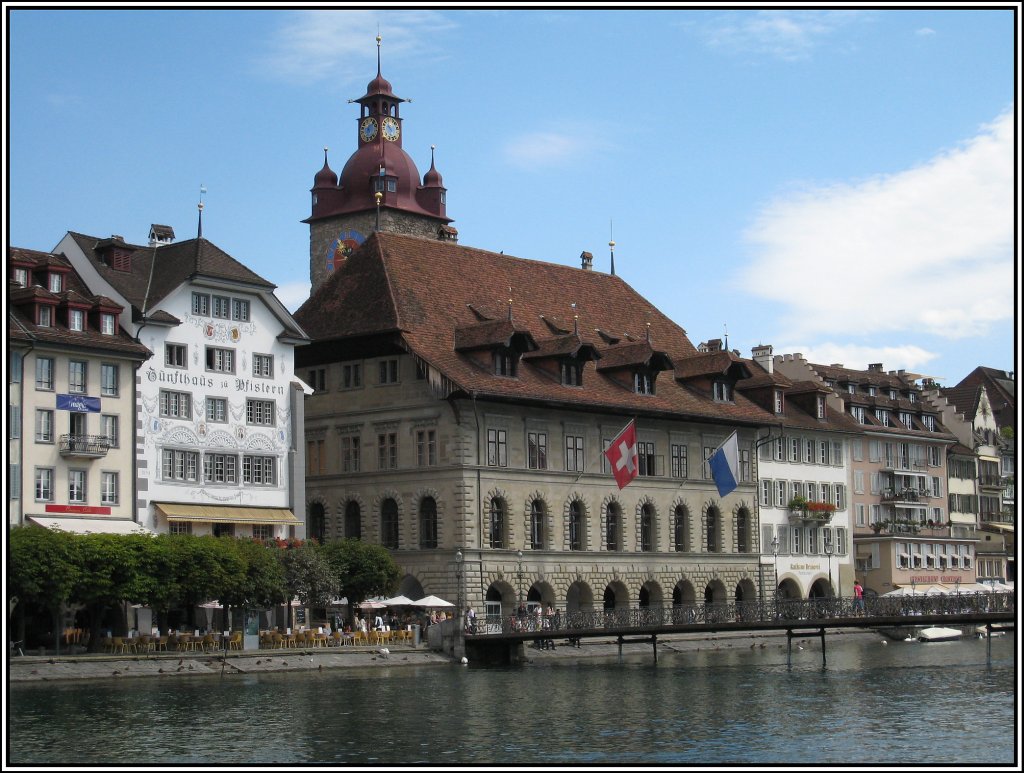 Das Rathaus von Luzern am Ufer der Reuss. (24.07.2009)