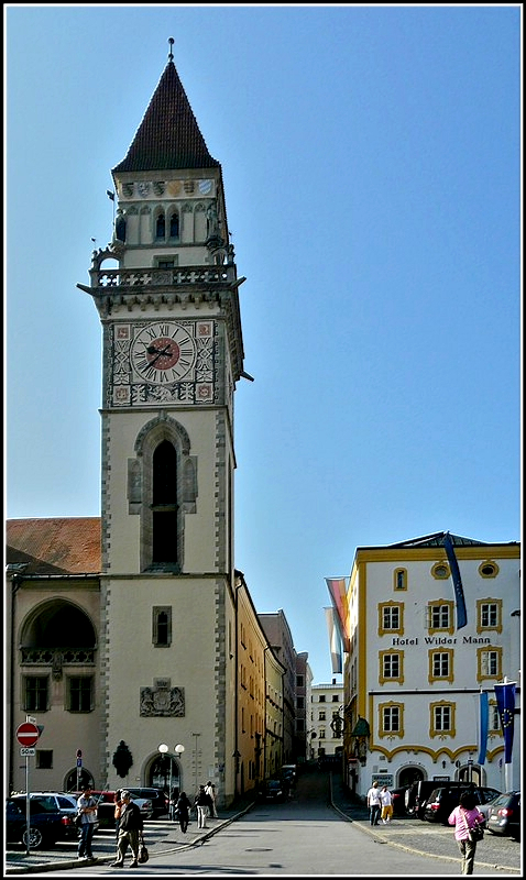 Das Rathaus von Passau aus dem 14. Jahrhundert mit seinem 38 Meter hohen Turm, der 1890 hinzugefgt wurde. 12.09.2010 (Jeanny)