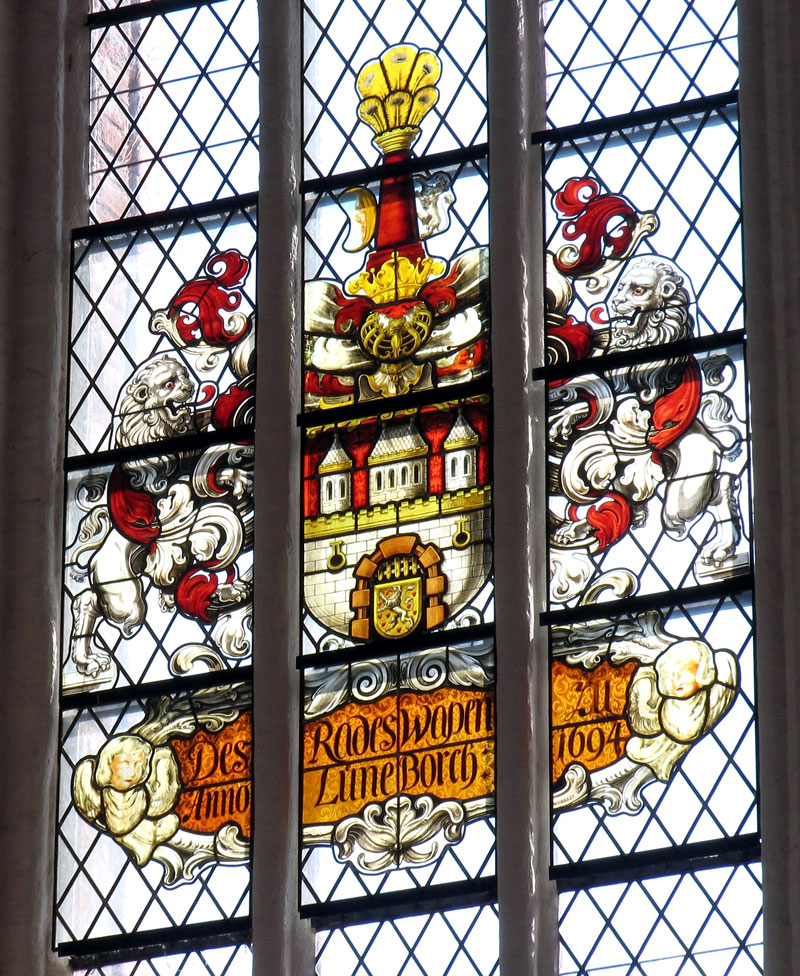 Das rechte Glasfenster des Chorhauptes im Bardowicker (sogen.) Dom St. Peter und Paul zeigt das Lneburger Wappen mit Inschrift  Des Rades Wapen zu LneBorch Anno 1694 
