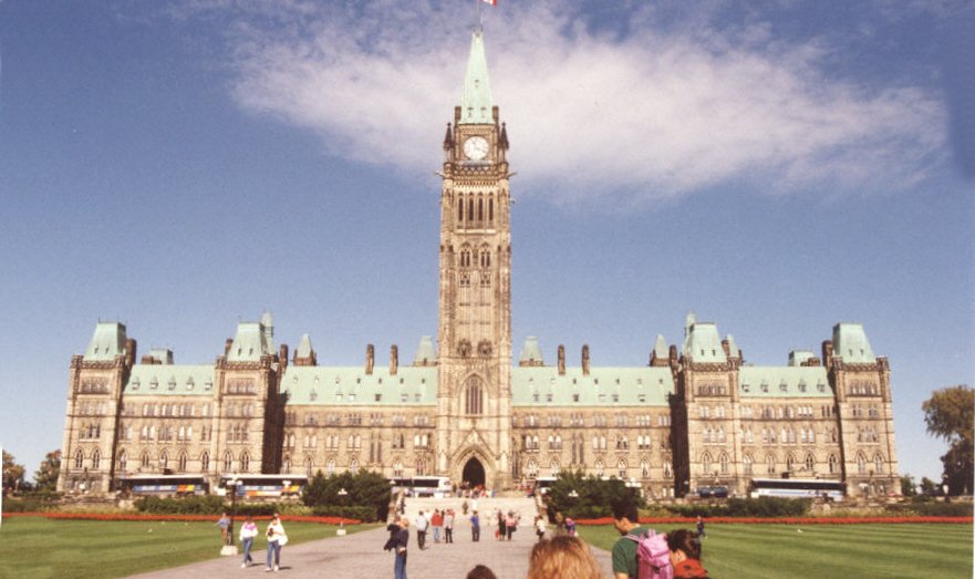 Das Regierungsgebude Centre Block von Ottawa/Kanada Der gesamte Parlamentsbezirk ist 88.480 m gro. Zwischen den drei Hauptgebuden Centre Block, East Block und West Block liegt ein quadratischer Barockgarten. im September 1993 (scan vom Bild). 