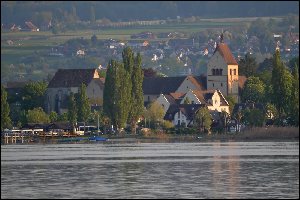 Das Reichenauer Mnster am Karfreitag 2011. Im Hintergrund das schweizerische Mannenbach.