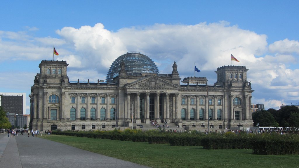 Das Reichstagsgebude in Berlin am Platz der Republik. Es ist Sitz des deutschen Bundestages.(13.8.2012)