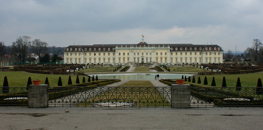 Das Residenzschloss wurde im Barockstil zwischen 1704-1733 von Herzog Eberhard Ludwig von Wrttemberg erbaut.
(15.03.2010)