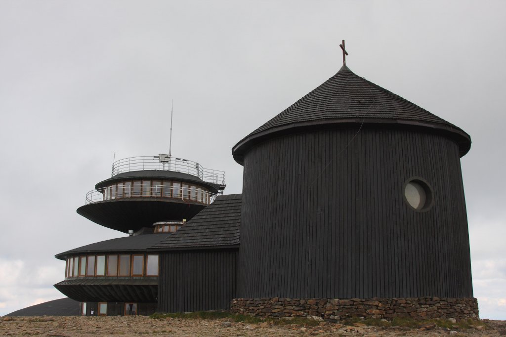 Das Restaurant auf dem Gipfel der Schneekoppe im Riesengebirge.
Diese Gebude stehen auf der polnischen Seite. Gleich dahinter beginnt
Tschechien. Auf dem Gipfel gibt es noch neben einer Kapelle einen 
tschechischen Kiosk mit einer tschechische Poststelle.
Aufnahme am 12.9.2011
Von Karpacz (PL) fhrt eine Sesselbahn bis auf ca. 1000 m Hhe.
Von der tschechischen Seite erreicht man mit einer Sesselbahn 
direkt den Gipfel.