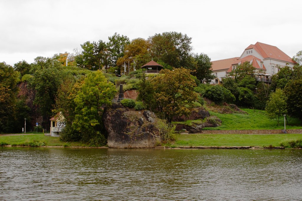 Das Restaurant  Bergschenke  in Halle/Saale, aufgenommen am 05.10.2011. Vom Biergarten-Bereich der Gaststtte (oben in der Mitte des Bildes, mit Pavillon) hat man einen tollen Blick auf die Saale und die direkt gegenberliegende Burg Giebichenstein.