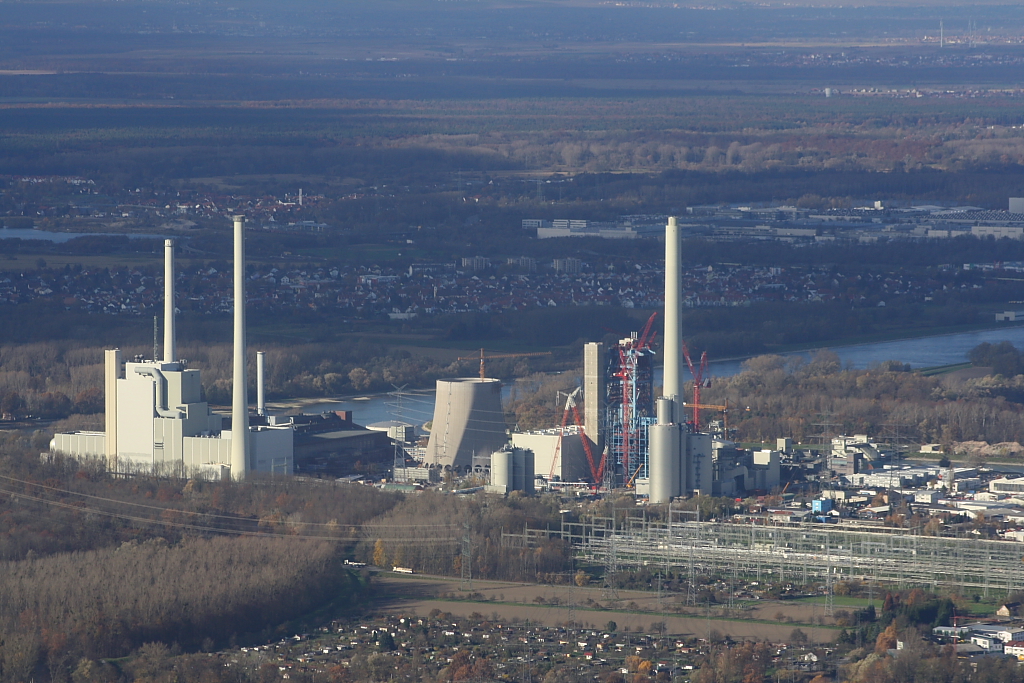 Das Rheinhafen-Dampfkraftwerk Karlsruhe (EnBW)aus der Luft, fotografiert aus einem Segelflugzeug (05.11.10)

