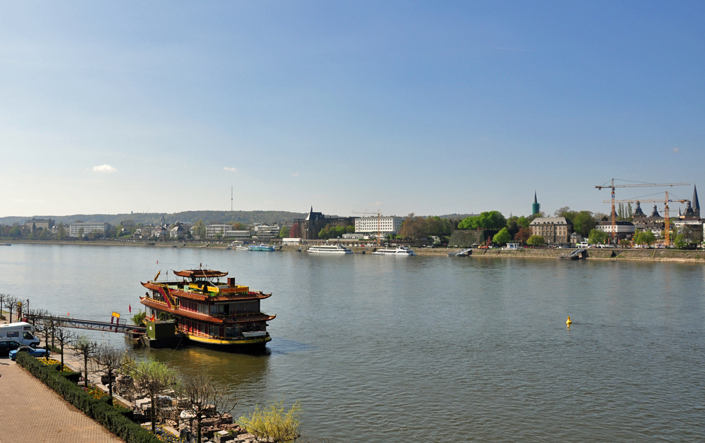 Das Rheinufer in Bonn, von Beuel aus betrachtet. Im Vordergrund das -China-Restaurant-Schiff. 08.04.2011